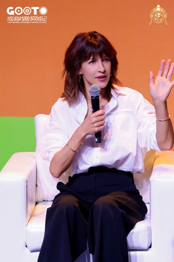 富邦配资 58岁苏菲·玛索来成都与青年创作者对谈，影迷直呼“太美了”