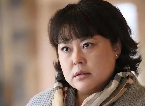 威贤配资 三婚坎坷仍相信爱，癌症折磨瘦成影，54岁她却活出新精彩